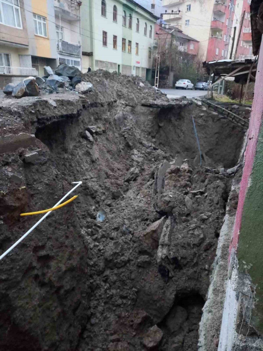 Hakkari’de korkutan olay mahalle yolu çöktü! Sümbül mahallesi tedirgin