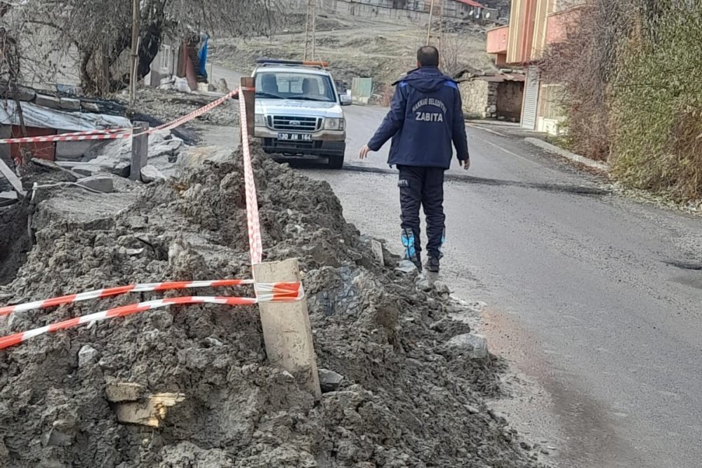 Hakkari’de korkutan olay mahalle yolu çöktü! Sümbül mahallesi tedirgin