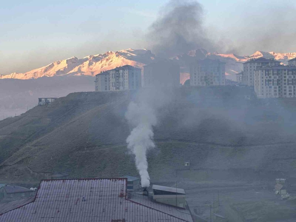 Yüksekova zehir soluyor! Vatandaşlar sesini Ankara'ya duyurmaya çalıştılar