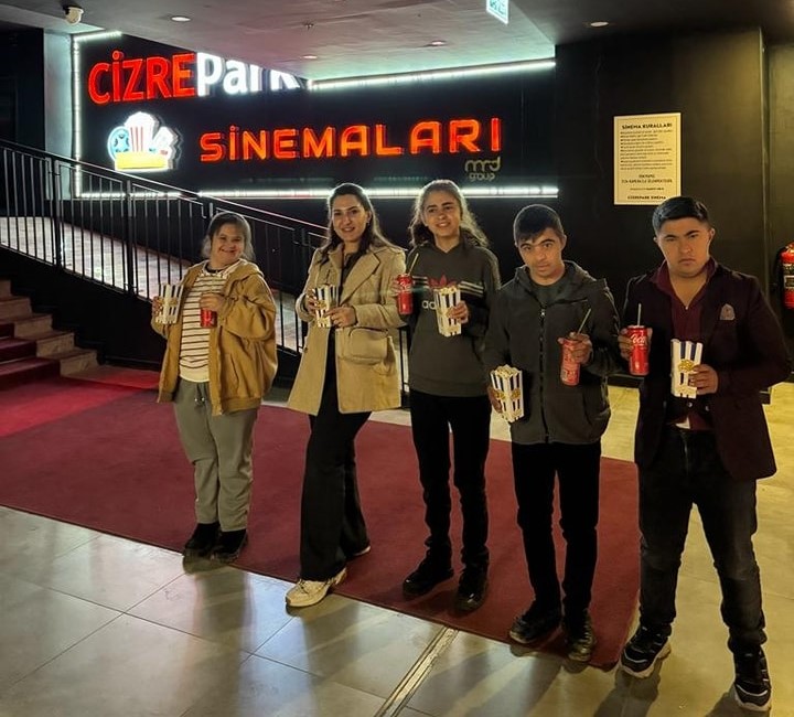 cizrede-ozel-cocuklarin-sinema-keyfi-2.jpg