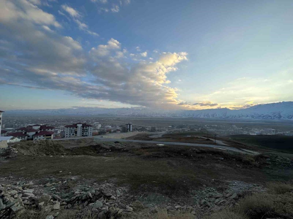 Hakkari Yüksekova’da yalancı bahar! Herkes sıcak havanın keyfini çıkardı