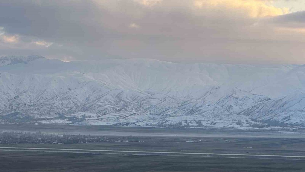 Hakkari Yüksekova’da yalancı bahar! Herkes sıcak havanın keyfini çıkardı