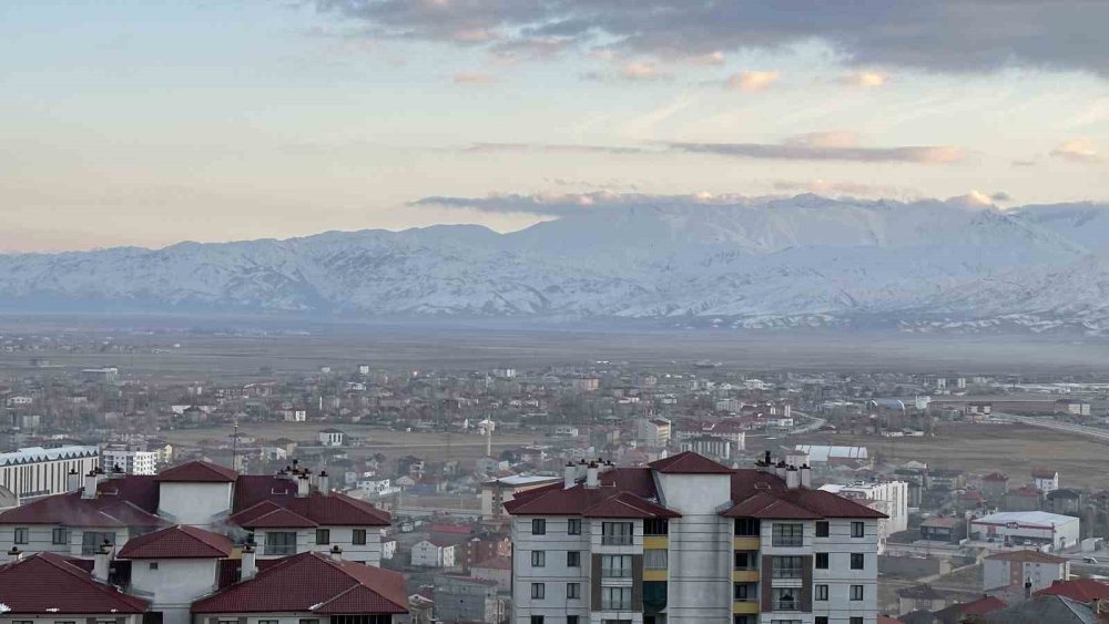 Hakkari Yüksekova’da yalancı bahar! Herkes sıcak havanın keyfini çıkardı