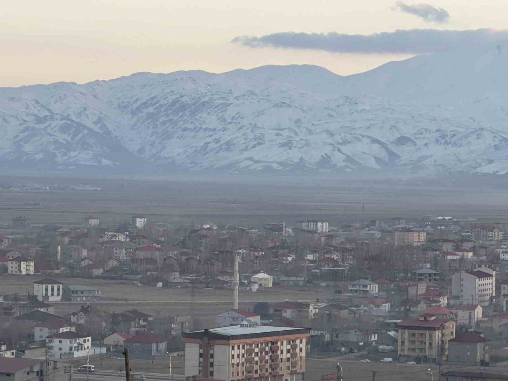 Hakkari Yüksekova’da yalancı bahar! Herkes sıcak havanın keyfini çıkardı