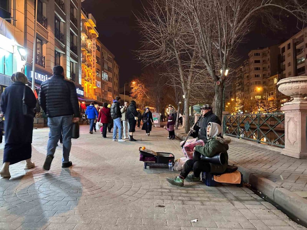 Herkes eğlenirken, onlar ekmek derdindeler! Yeni yıldaki ilk işleri de o olacak