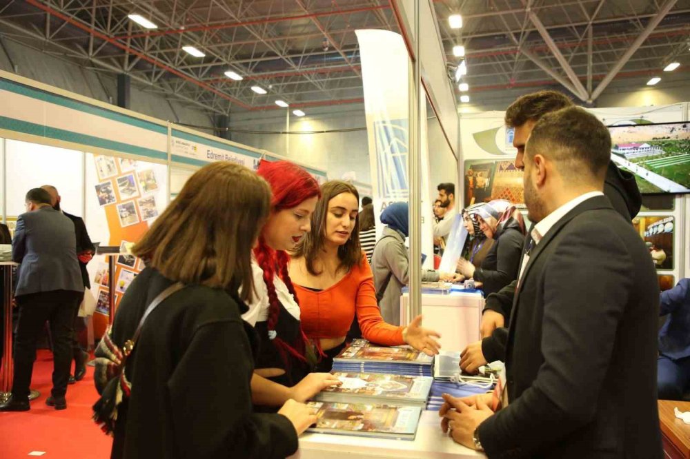 Van'a bağlı Tuşba Belediyesinin açtığı stant yoğun ilgi gördü! Ziyaretçi yağıyor