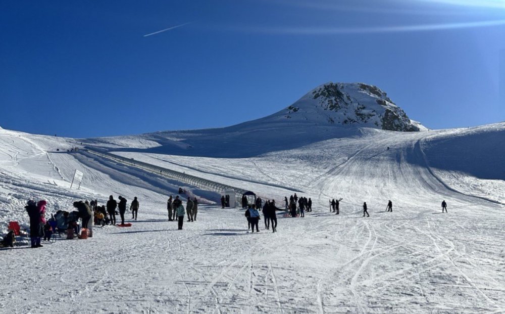 Sezon açıldı... Hakkari'de Yüksekovalı kayakseverler doyasıya eğlendiler