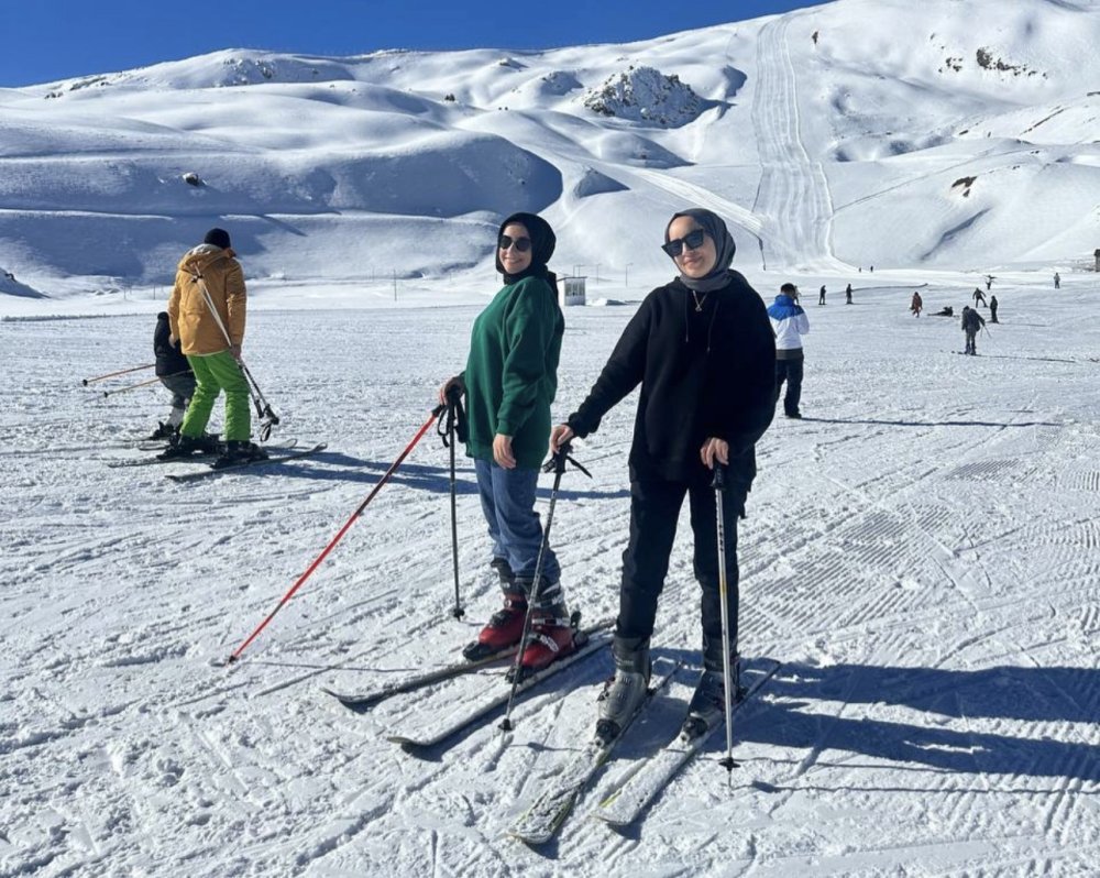 Sezon açıldı... Hakkari'de Yüksekovalı kayakseverler doyasıya eğlendiler