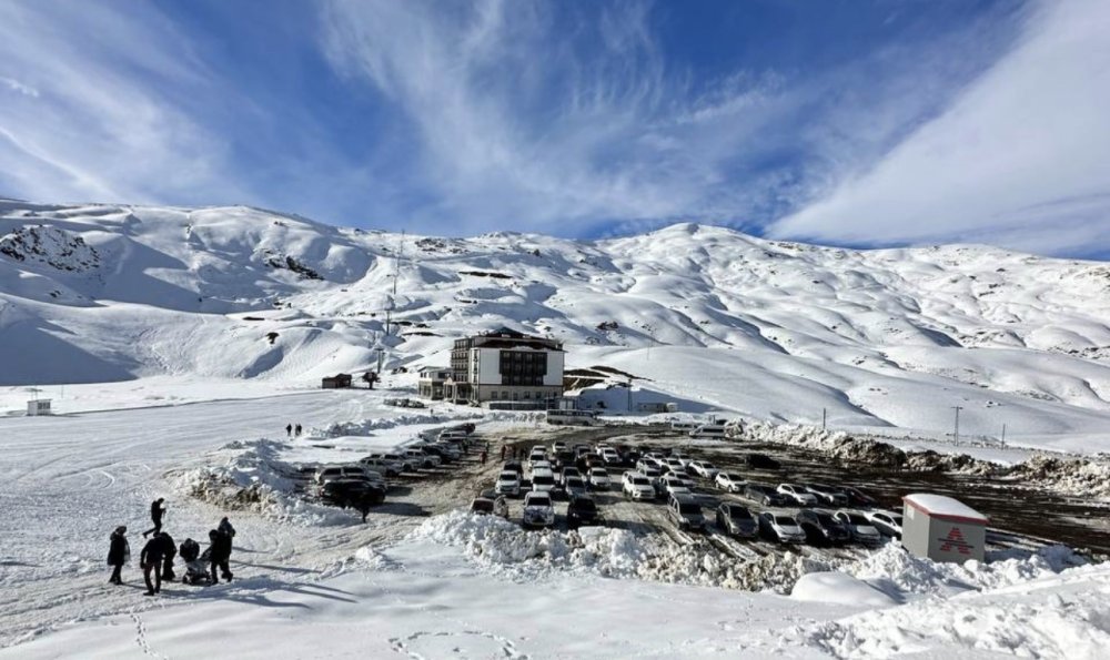 Sezon açıldı... Hakkari'de Yüksekovalı kayakseverler doyasıya eğlendiler