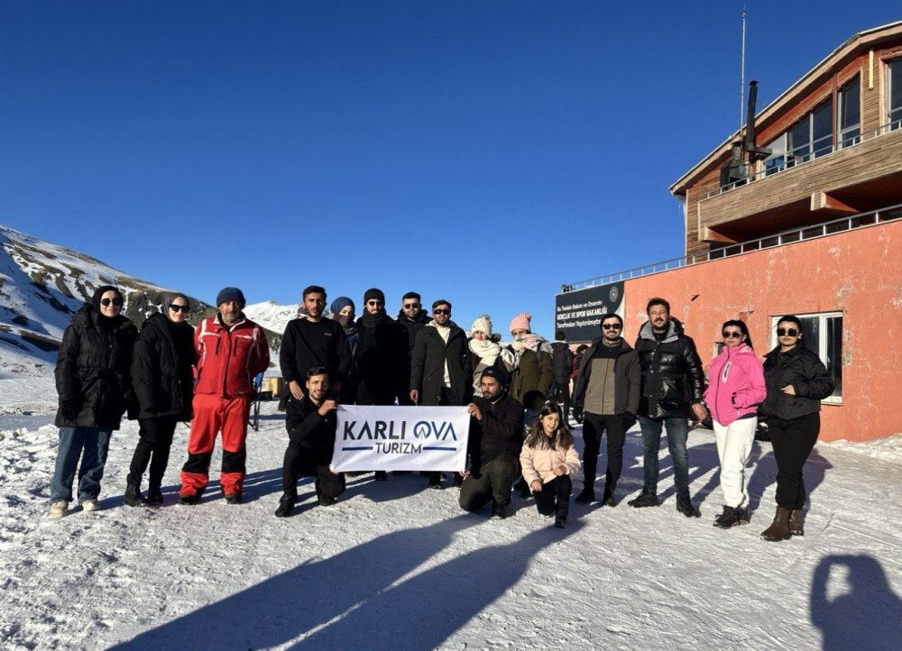 Sezon açıldı... Hakkari'de Yüksekovalı kayakseverler doyasıya eğlendiler