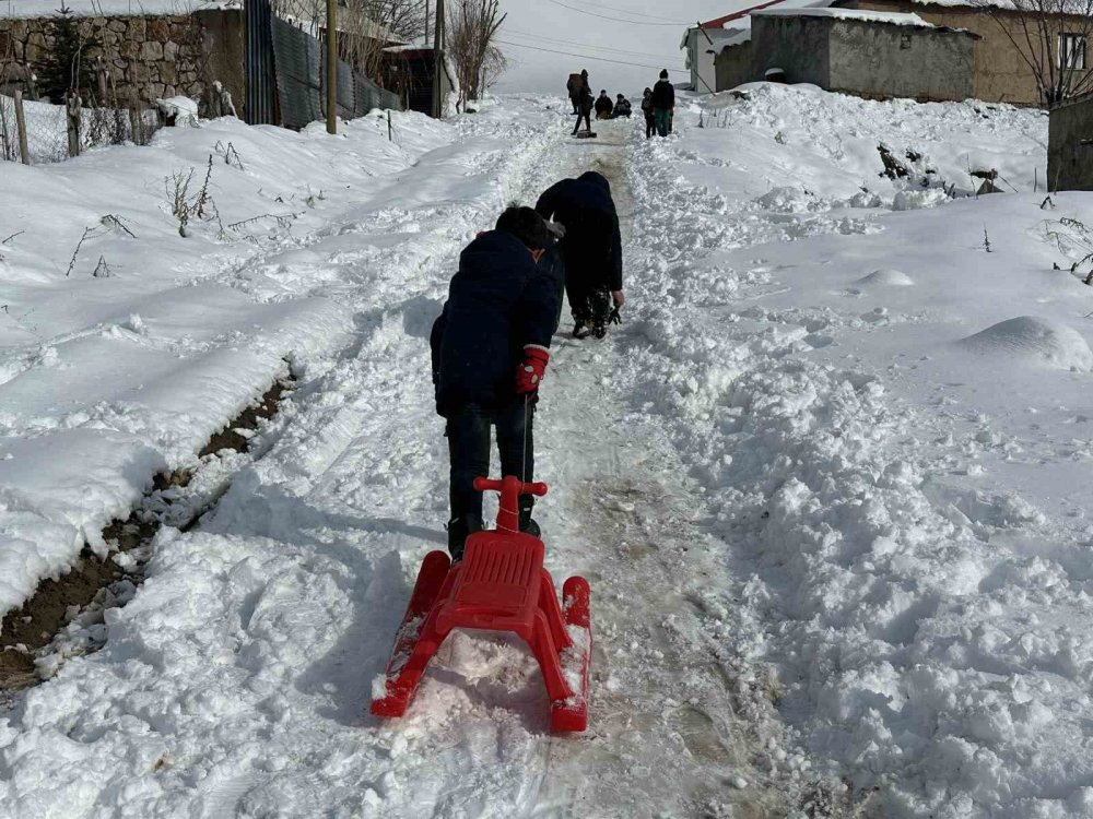 Yüksekova’da kar yağışına en çok sevinenler çocuklar oldu! Oynamaya doyamadılar