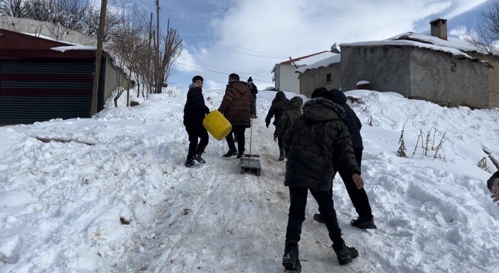 Yüksekova’da kar yağışına en çok sevinenler çocuklar oldu! Oynamaya doyamadılar