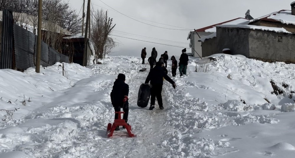 Yüksekova’da kar yağışına en çok sevinenler çocuklar oldu! Oynamaya doyamadılar