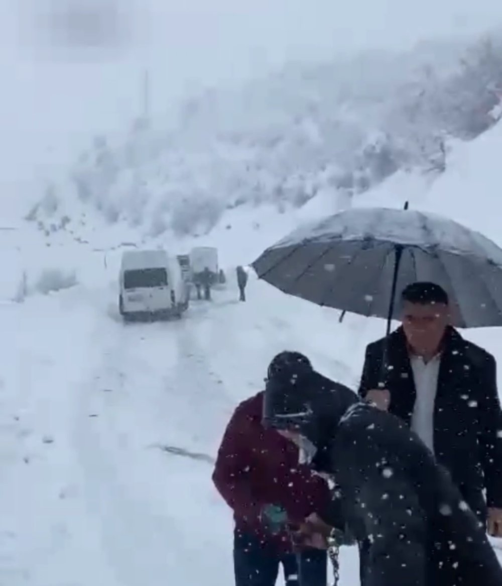 Hakkari Şemdinli yolunda olay! Onlarca araç yolda mahsur kaldı