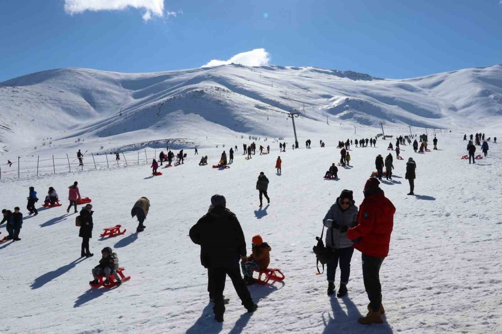 Gören burayı Uludağ sanıyor ama değil! Van'daki o bölgeye ziyaretçi yağıyor