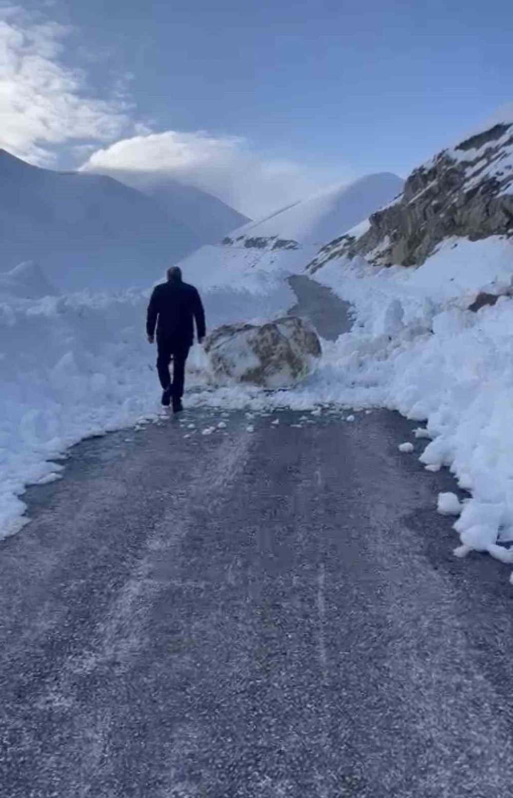 Hakkari Yüksekova'da film gibi olay: Ölümden kıl payı kurtuldular