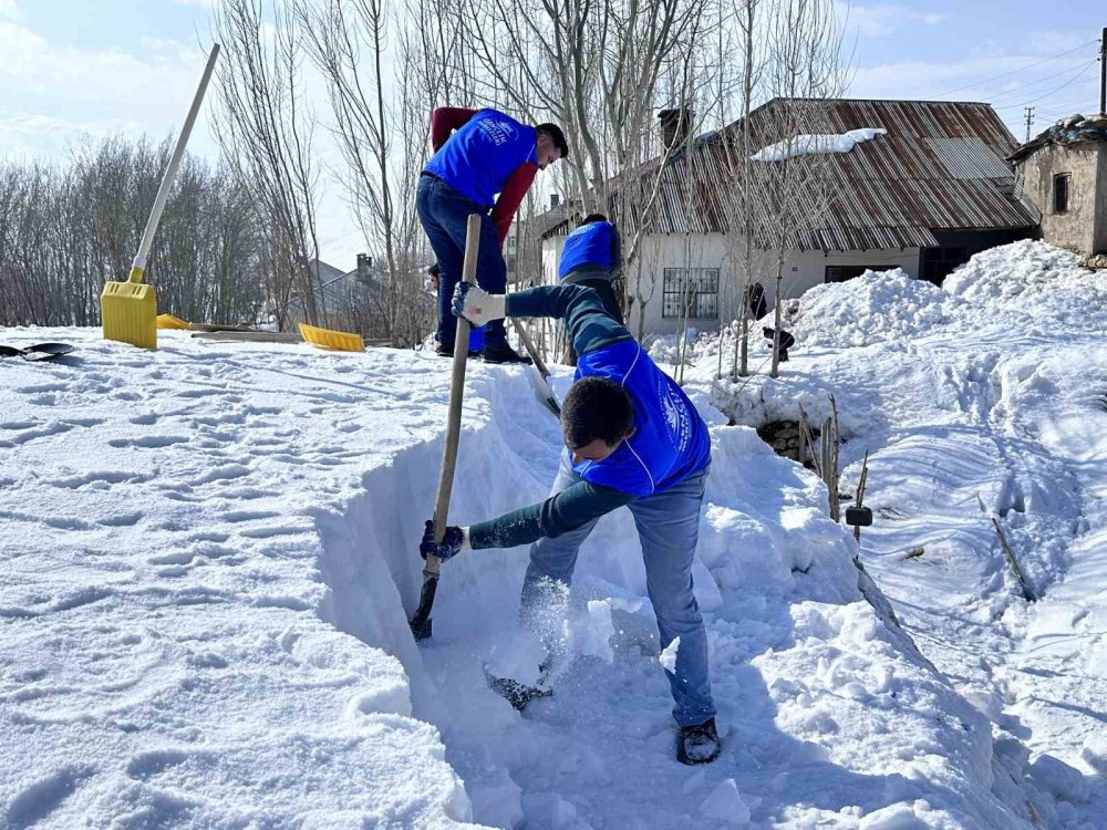 Hakkari Yüksekova’da yürekleri ısıtan görüntüler