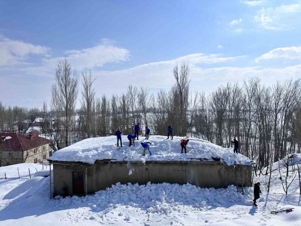 Hakkari Yüksekova’da yürekleri ısıtan görüntüler