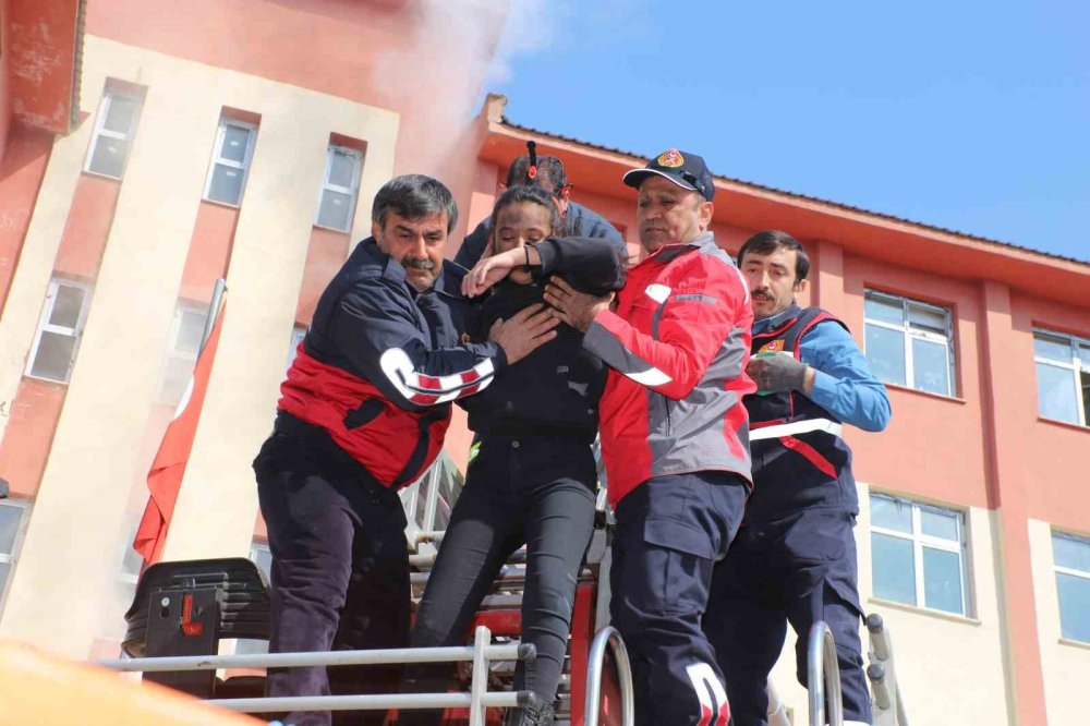 Hakkari’de gerçeği aratmayan tatbikat nefes kesti. Öğrenciler hayran kaldılar