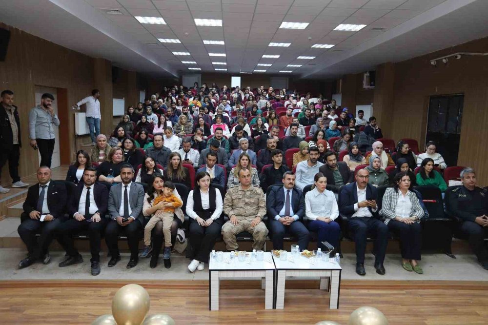 Hakkari'ye bağlı Çukurca’da öğretmenler arası bilgi yarışması düzenlendi