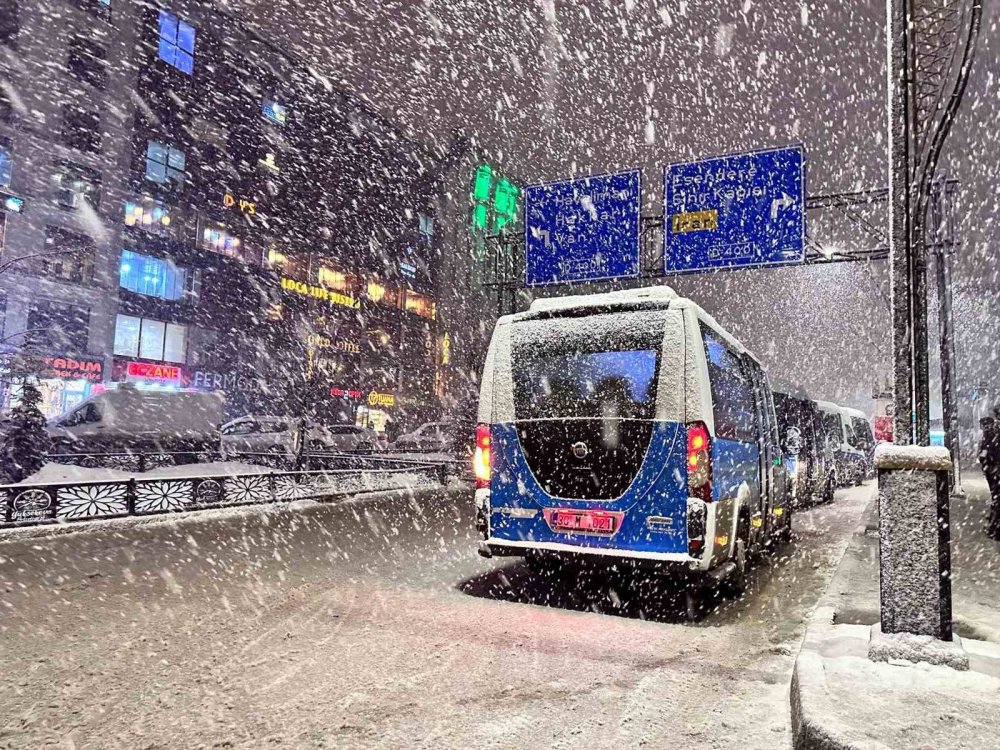 Hakkari Yüksekova’da lapa lapa kar yağışı sürüyor