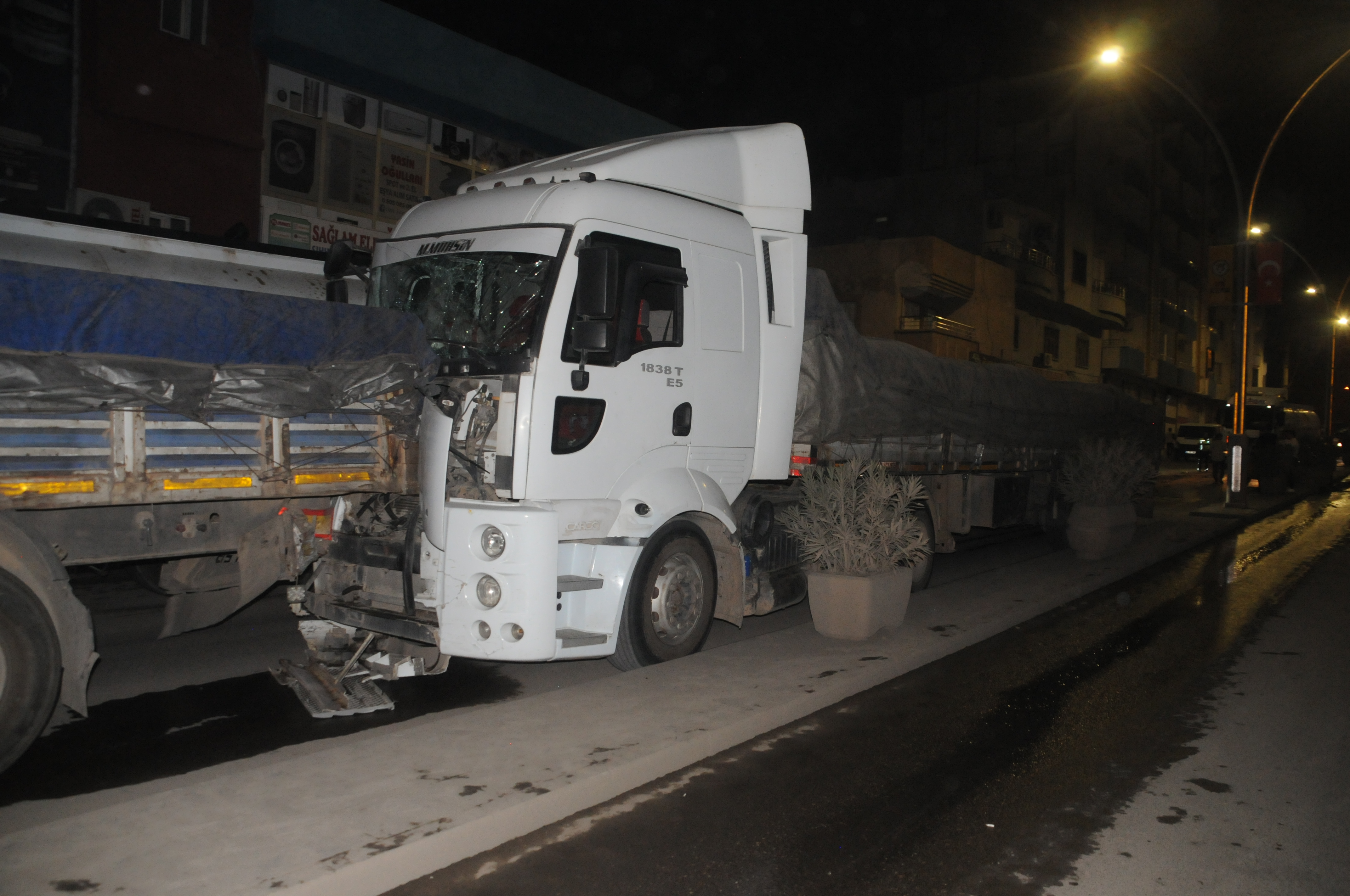 dil-caddesi-esnafindan-tonajli-araclarin-sehir-merkezinden-gecmesine-tepki-1.jpg