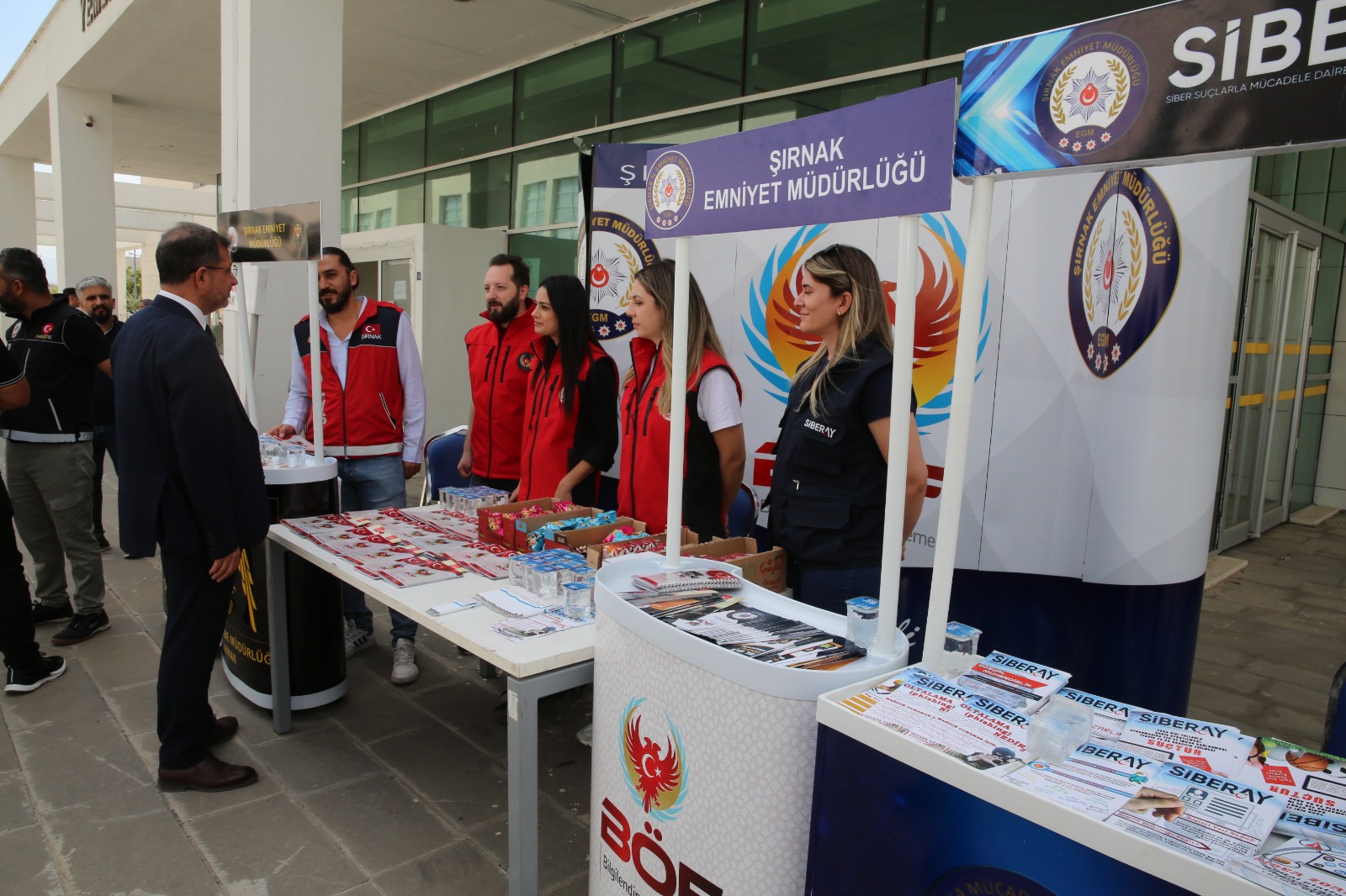 rnak-polisi-universitede-narkotikle-mucadele-standi-acti-rektor-ve-ogrenciler-ziyaret-etti-2.jpg