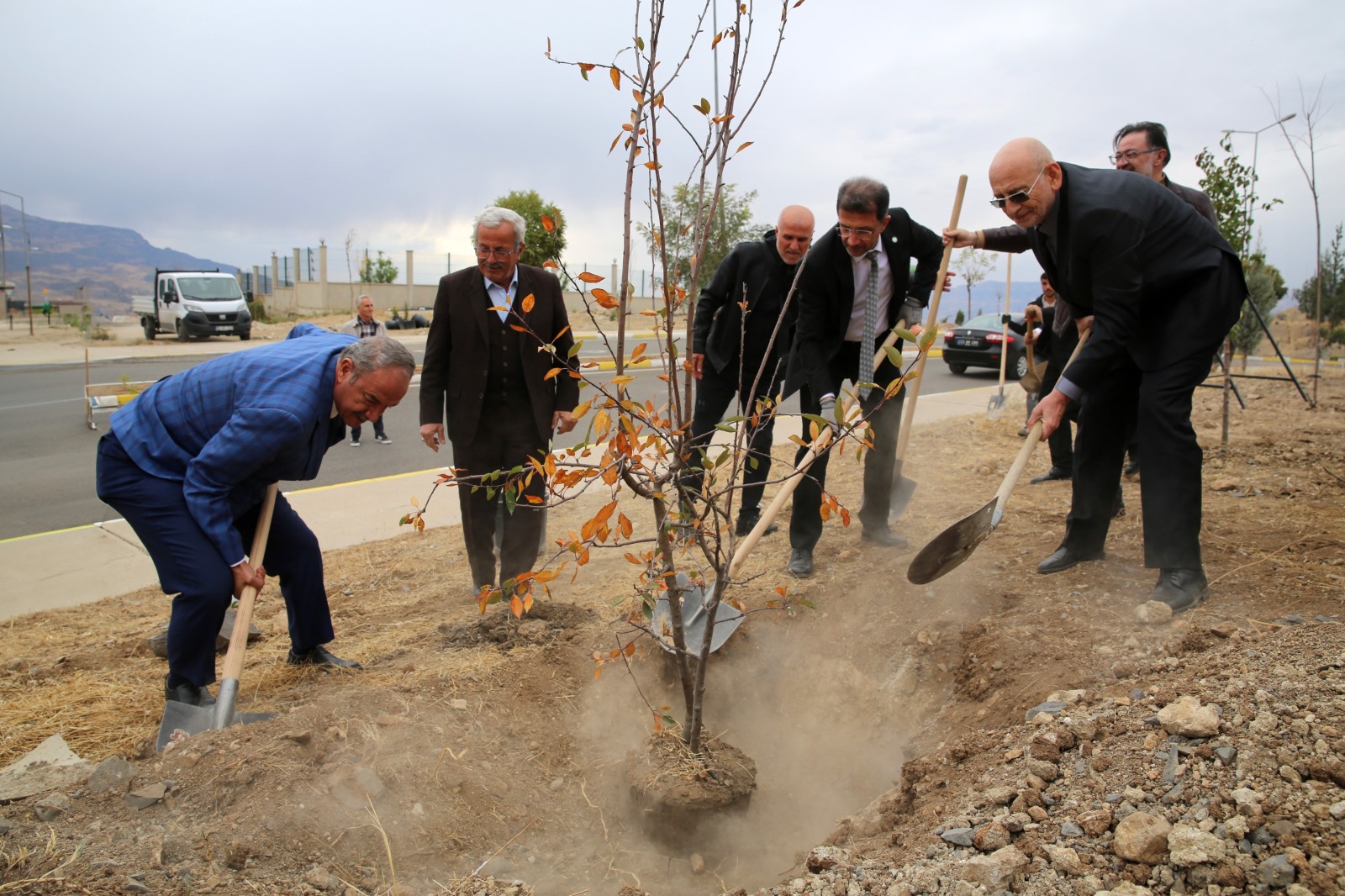 rnakta-yesil-bir-cevre-icin-1400-fidan-kampus-bahcesinde-toprakla-bulustu-5.jpg