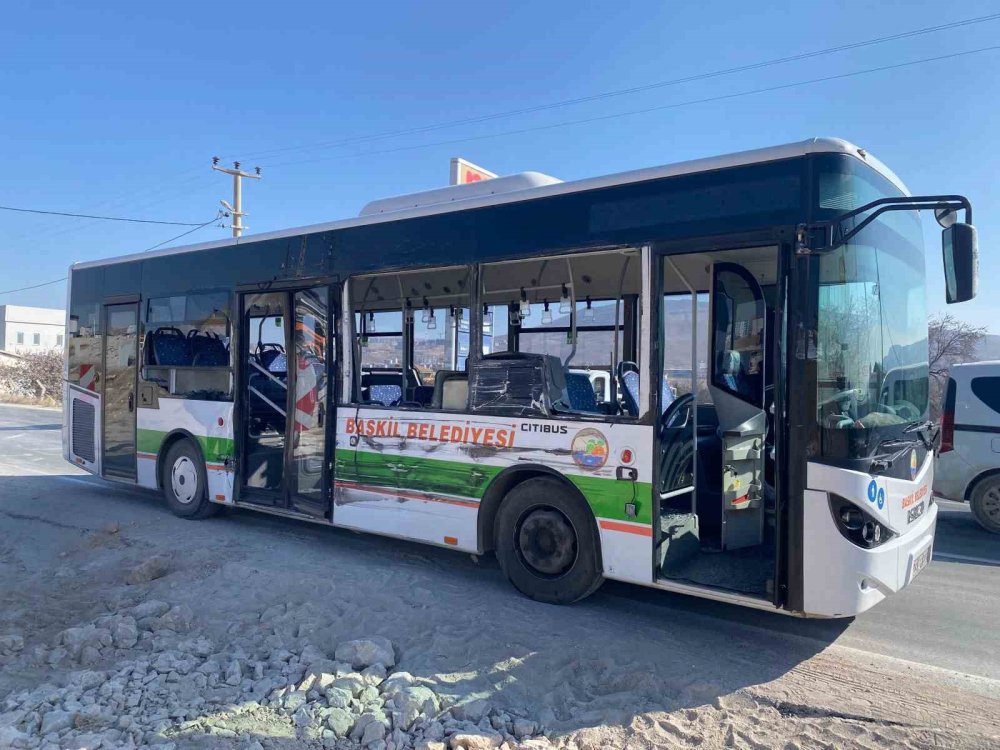 Elazığ’da korkutan kaza: Halk otobüsü ile tır çarpıştı: Çok sayıda yaralı