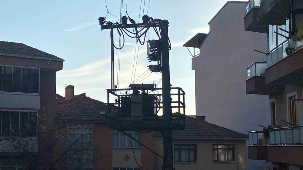 İzmit'te elektrik trafosu patladı: O anlar kamerada