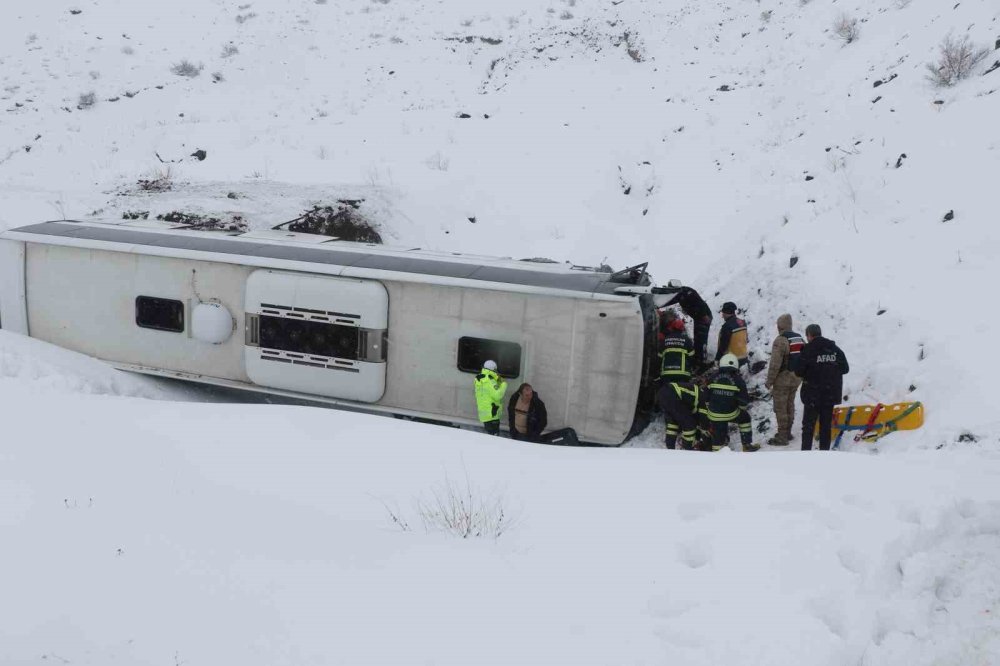 Erzincan’da facia! Yolcu otobüsü şarampole uçtu: 21 yaralı