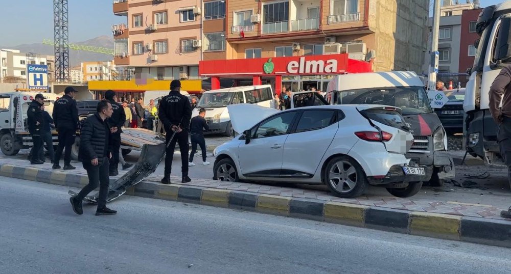 Hatay’da freni patlayan hafriyat kamyonu 5 aracı biçti: 3 kişi yaralandı