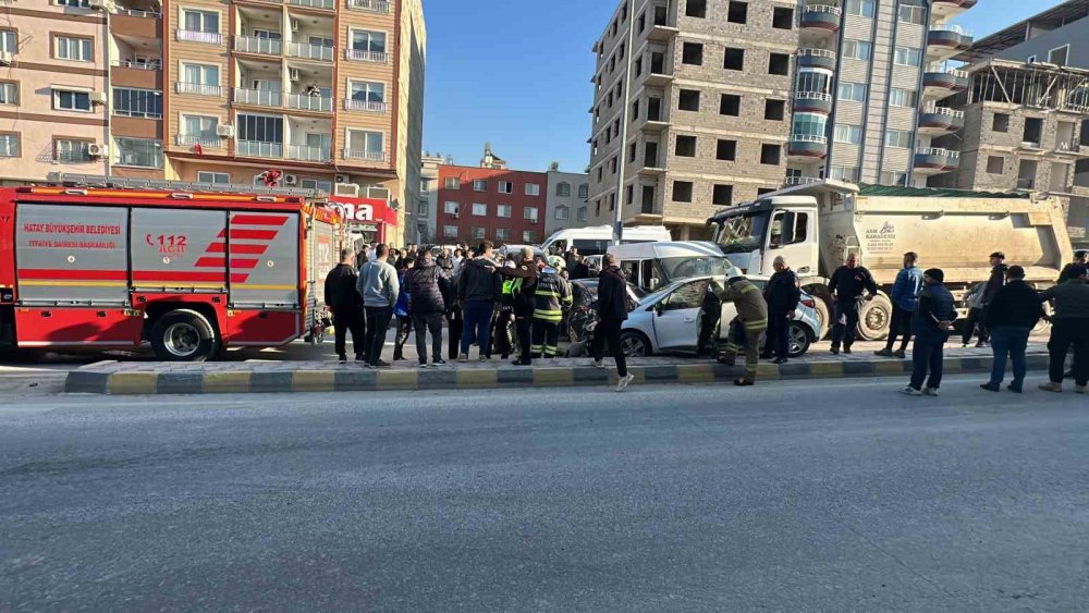 Hatay’da freni patlayan hafriyat kamyonu 5 aracı biçti: 3 kişi yaralandı