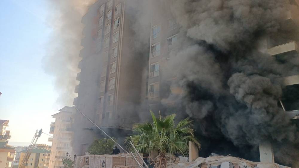 Antalya’da otel inşaatında yangın çıktı