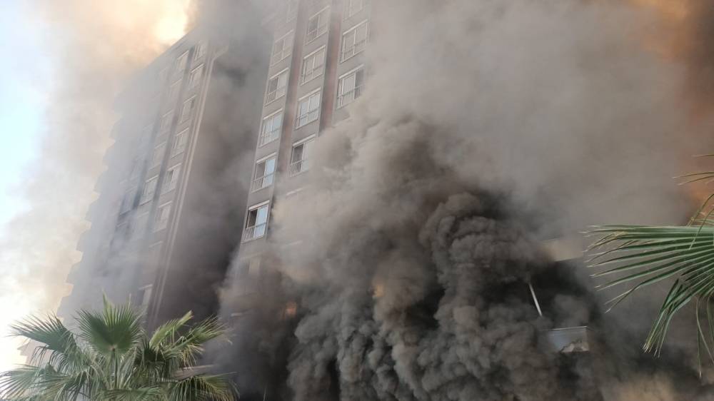 Antalya’da otel inşaatında yangın çıktı