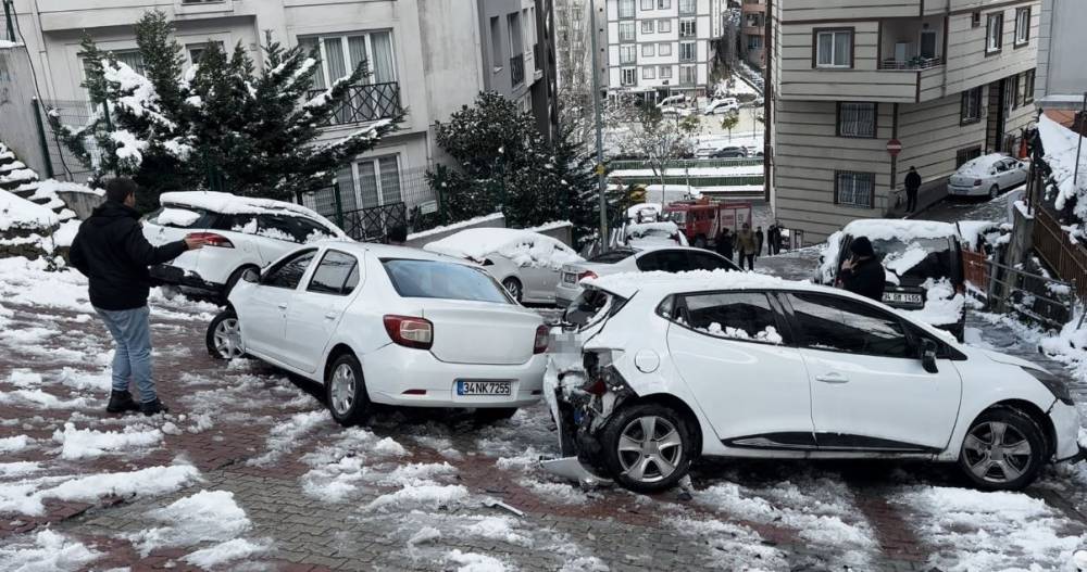 Kağıthane’de yokuştan kayan araç, park halindeki otomobile çarparak durabildi