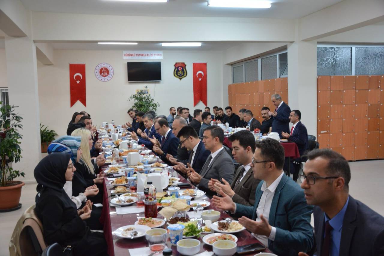 sirnakta-mahkumlar-ve-protokol-iftar-sofasinda-bir-araya-geldi-2.jpeg