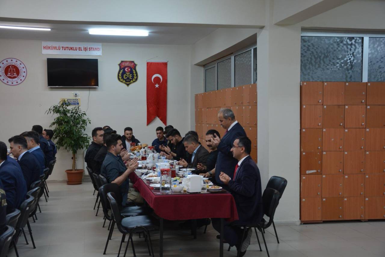 sirnakta-mahkumlar-ve-protokol-iftar-sofasinda-bir-araya-geldi-4.jpeg