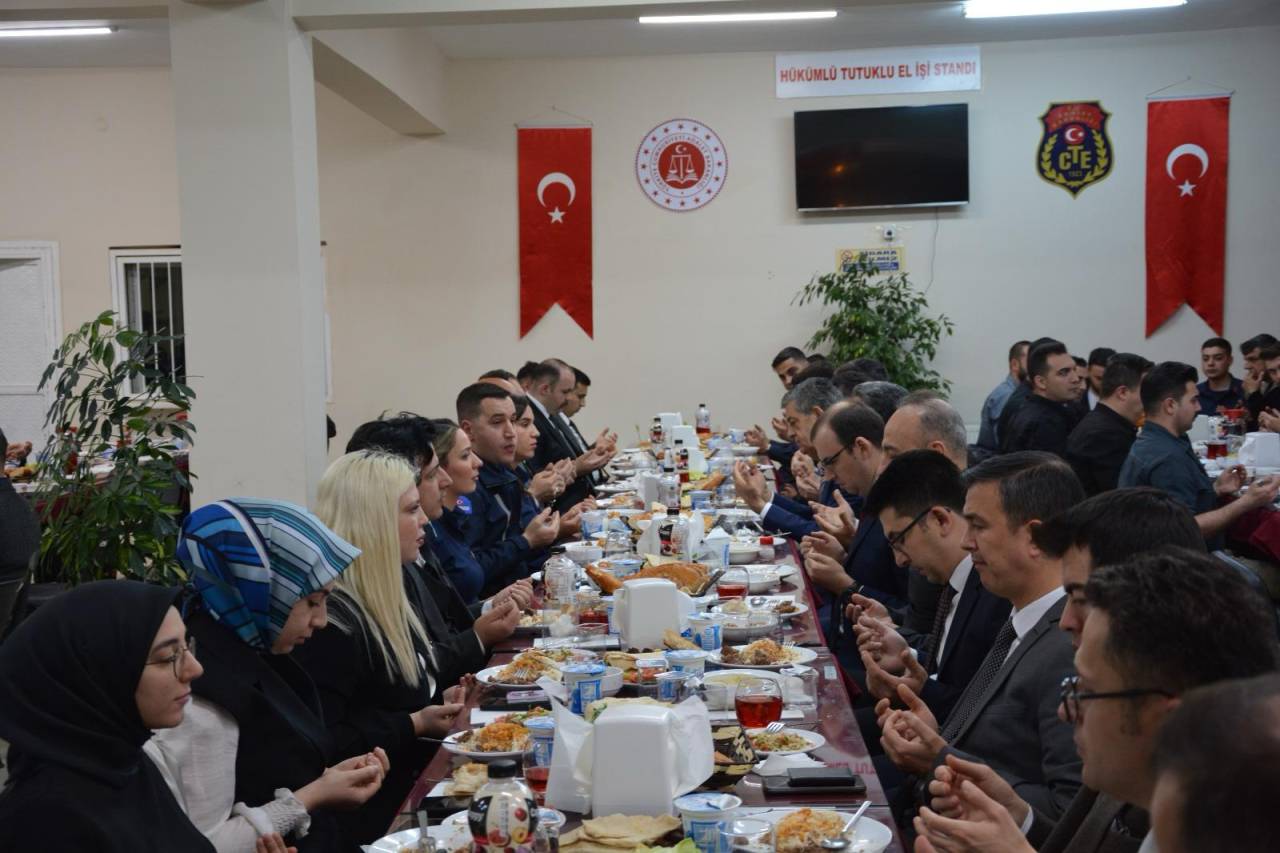 sirnakta-mahkumlar-ve-protokol-iftar-sofasinda-bir-araya-geldi-6.jpeg