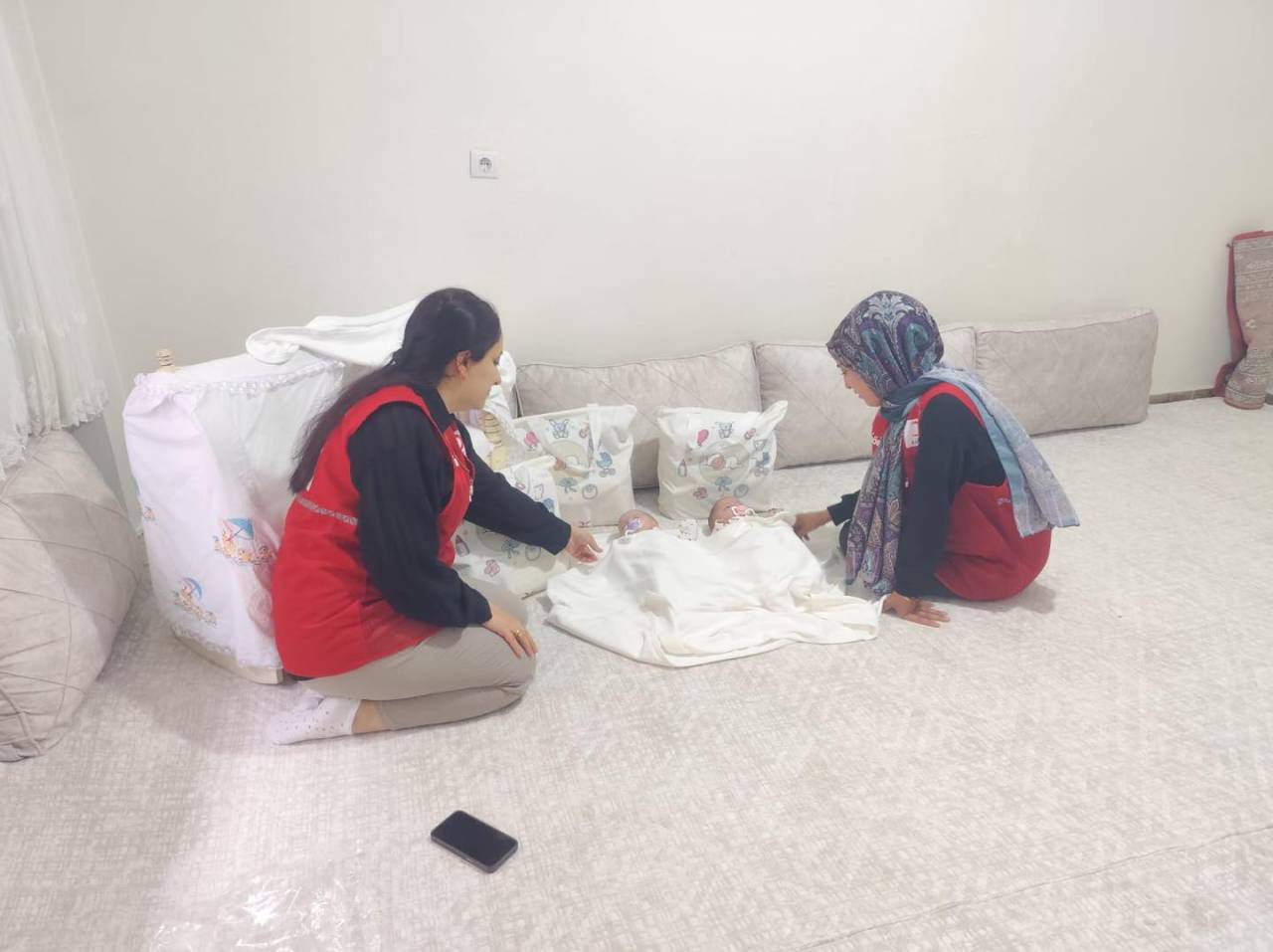 sirnakta-turk-kizilaydan-ucuz-bebeklere-sevgi-dolu-destek-3.jpg