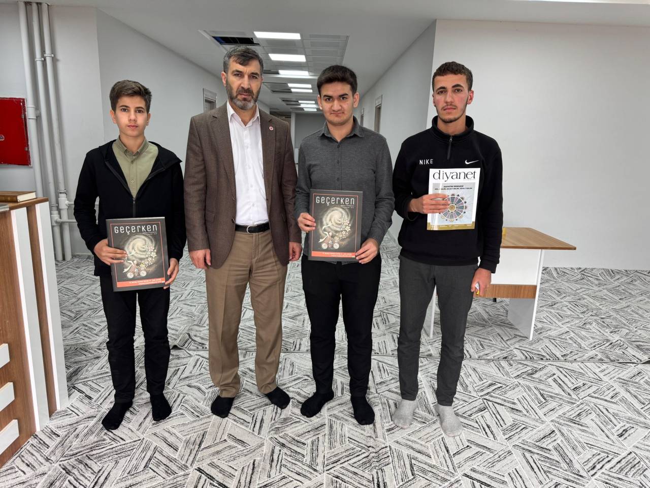 rnakta-gencler-bilgiyle-yaristi-hedef-umre-ziyareti-10.jpg