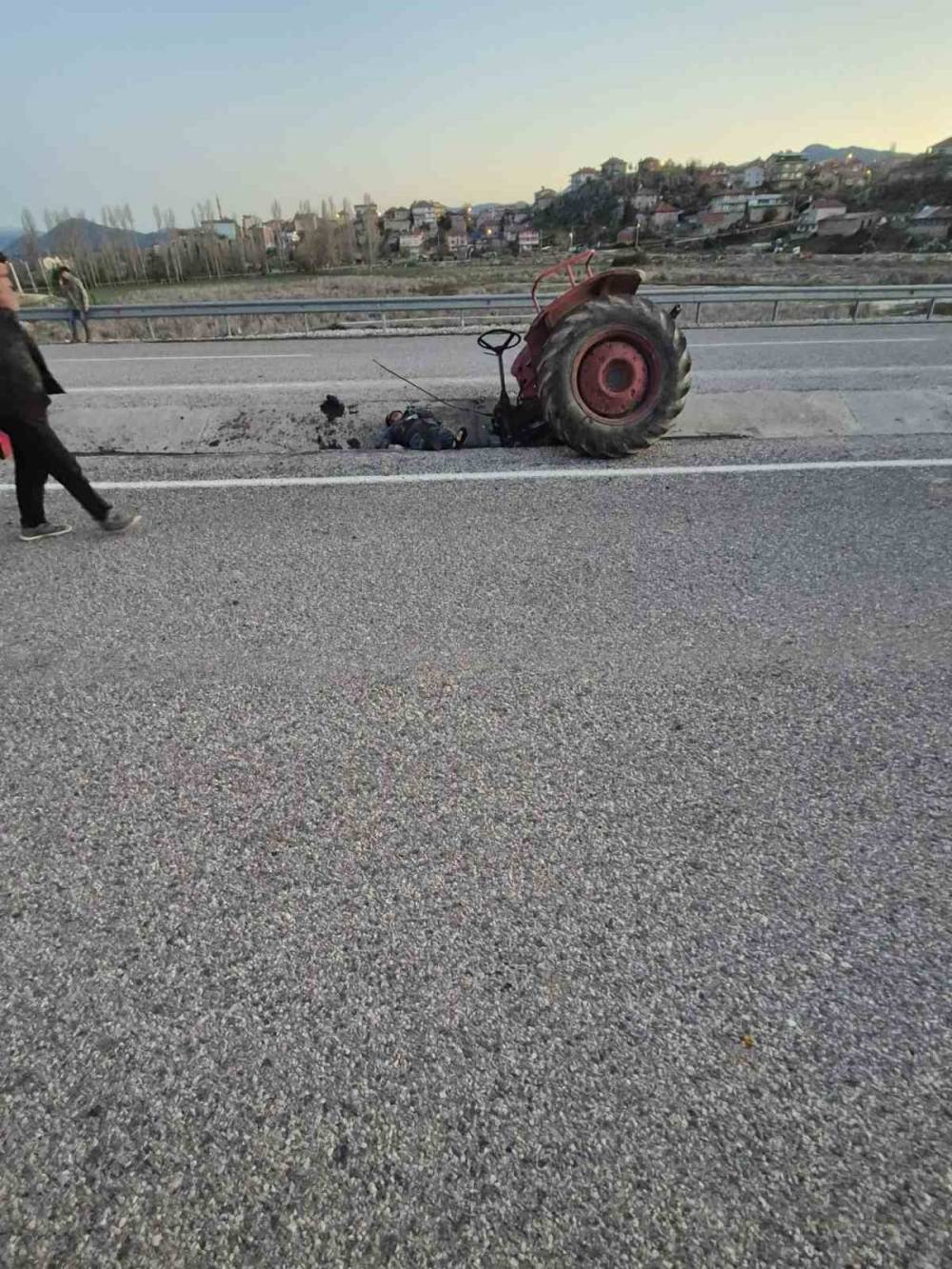 Seyir halindeki traktör ikiye bölündü: 1 ölü, 1 yaralı