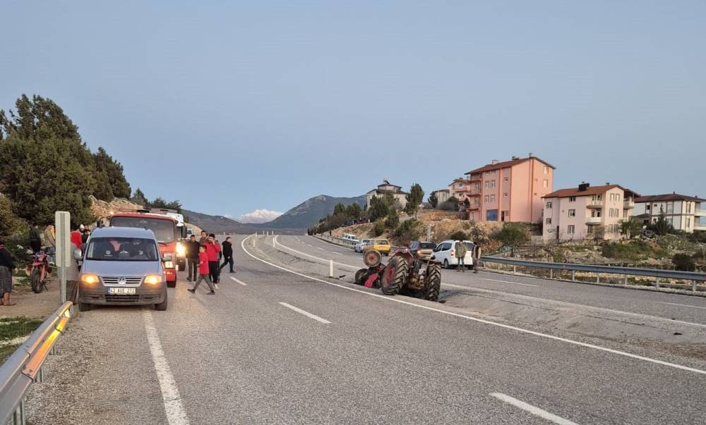 Seyir halindeki traktör ikiye bölündü: 1 ölü, 1 yaralı