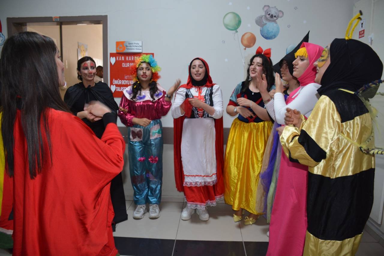 masal-kahramanlari-silopi-devlet-hastanesinde-minik-yuzler-guldu-4.jpeg