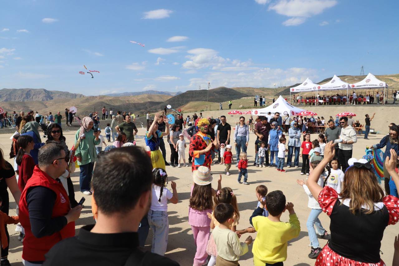 cizre-ilce-emniyet-mudurlugunden-ucurtma-senligi-4.jpg