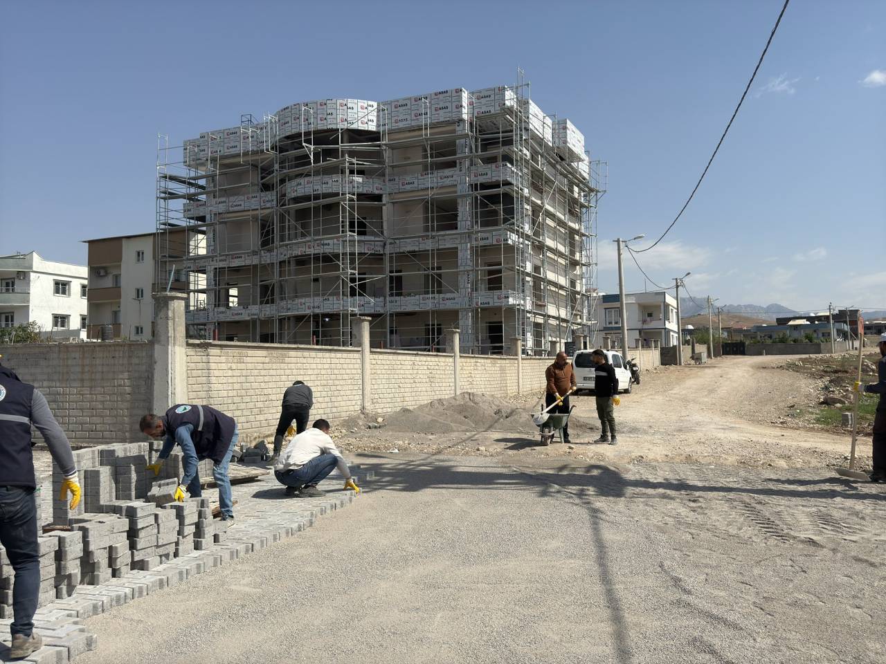 silopi-belediyesi-mahalle-yollarini-yeniliyor-2.jpg