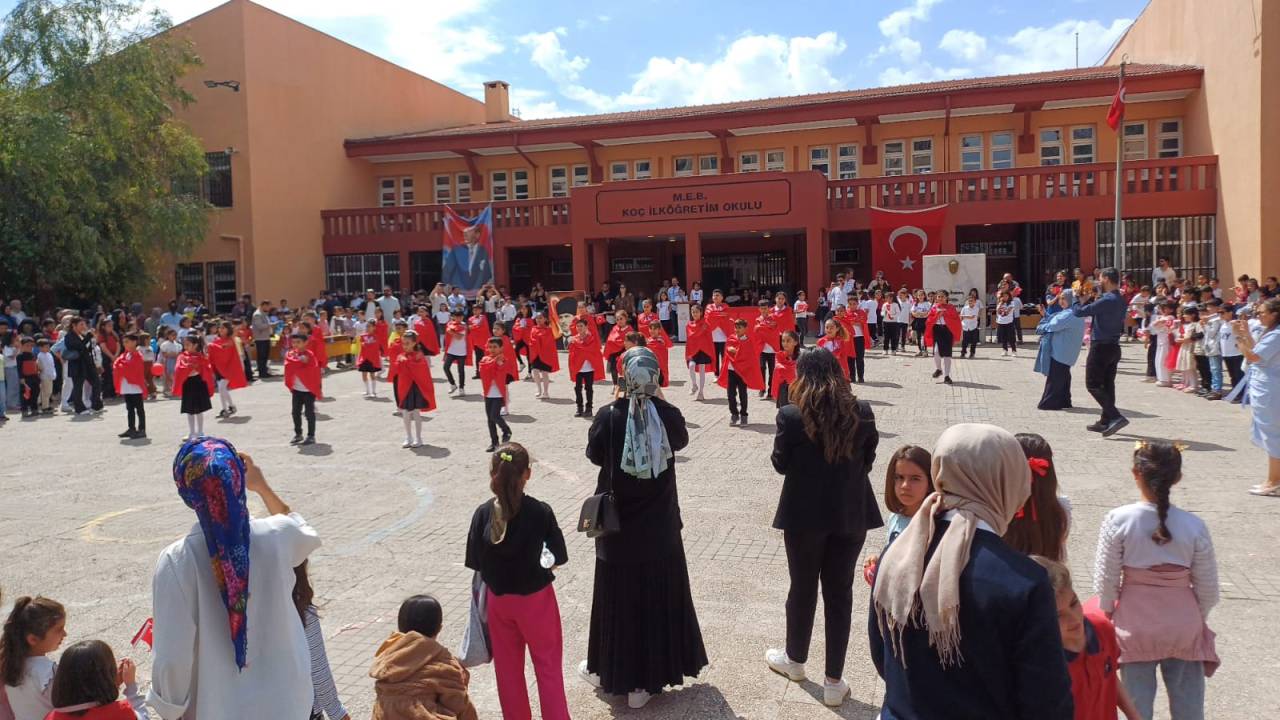 silopi-koc-ilkokulunda-23-nisan-renkli-goruntulere-sahne-oldu-2.jpeg