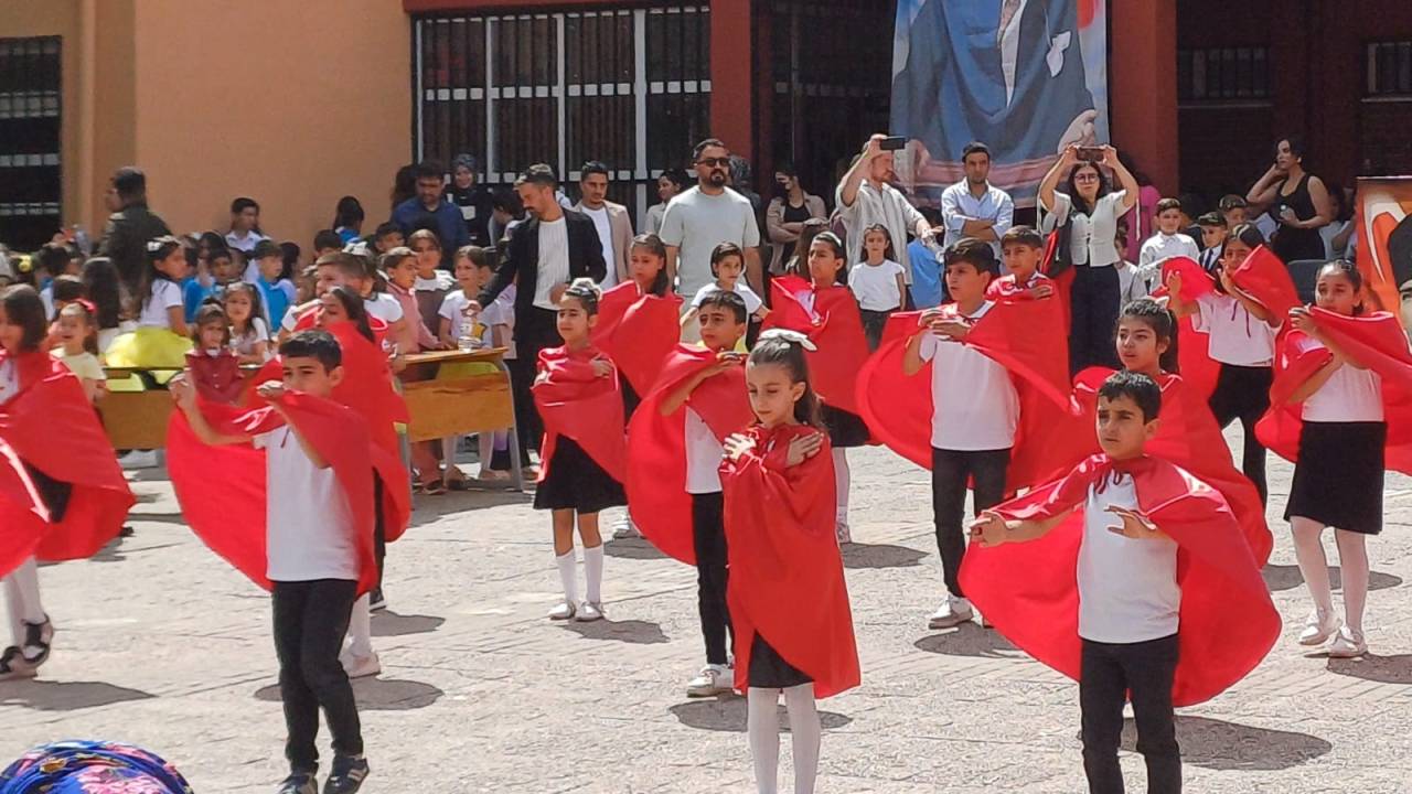 silopi-koc-ilkokulunda-23-nisan-renkli-goruntulere-sahne-oldu-4.jpeg
