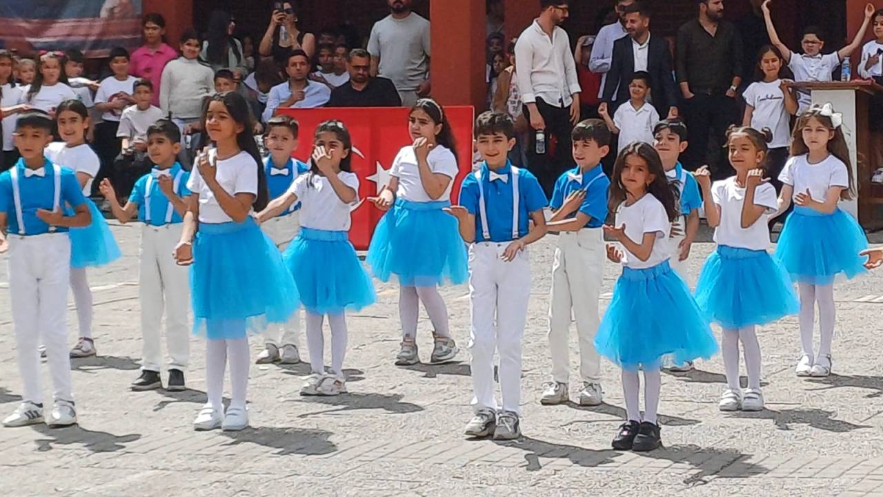 silopi-koc-ilkokulunda-23-nisan-renkli-goruntulere-sahne-oldu-5.jpeg