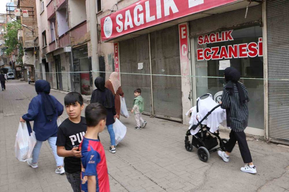 Diyarbakır’da ağır hasarlı apartman tehlike saçıyor
